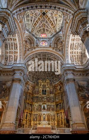 Des fresques couvrent les murs et les colonnes de la Renaissance espagnole Nef et haut autel dans la chapelle principale de Real Monasterio de San Jeronimo de Grenade Banque D'Images