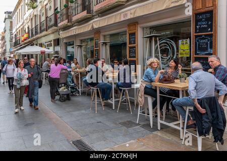 Les familles profitent d'un déjeuner en plein air fin de semaine au Rollo Sur la Plaza de la Pasiegas à Grenade Banque D'Images