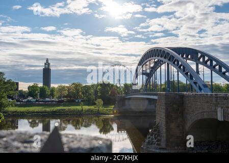 Allemagne, Saxe-Anhalt, Magdebourg : au milieu de la crise de Corona, une grande roue de 55 mètres de haut a été construite dans le parc de la ville de Magdebourg. Banque D'Images