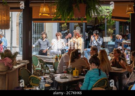 Un groupe de musiciens s'amusera au restaurant la bicicleta de la Plaza Pescaderia, à Grenade Banque D'Images