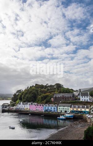 Cafés et restaurants colorés sur le port de Portree, île de Skye, Écosse Banque D'Images