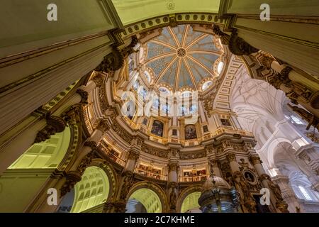 La spectaculaire Cupola de Diego de Siloé au-dessus de l'abside circulaire de la cathédrale de Grenade, soutenue par une série de contreforts et d'arches traditionnels et volants. Banque D'Images