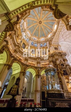 La spectaculaire Cupola de Diego de Siloé au-dessus de l'abside circulaire de la cathédrale de Grenade, soutenue par une série de contreforts et d'arches traditionnels et volants. Banque D'Images