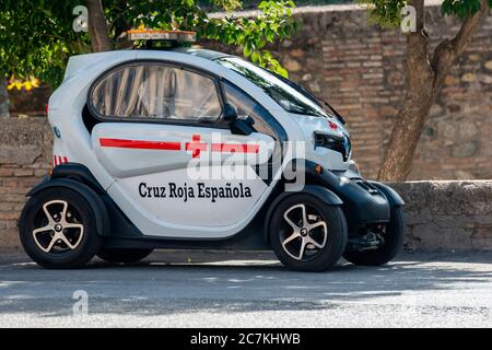 Une voiture électrique Renault TWIZY de la Croix Rouge espagnole dans le Alhambra à Grenade Banque D'Images