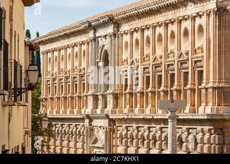 La façade sud du Palais de Charles V in L'Alhambra, en fin d'après-midi, est exposé à la lumière du soleil Détail Renaissance et pierres rustiquées Banque D'Images