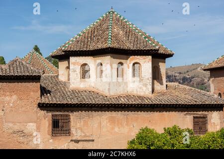 La tour pointue de 8 de la salle d'Abencerrajes in L'Alhambra de Grenade fait partie du patio de los Leones Dans les Palais Nasrides Banque D'Images