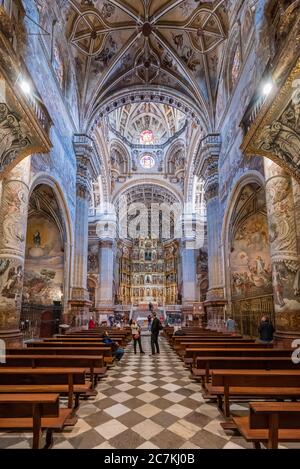 Des fresques couvrent les murs et les colonnes de la Renaissance espagnole Nef et haut autel dans la chapelle principale de Real Monasterio de San Jeronimo de Grenade Banque D'Images