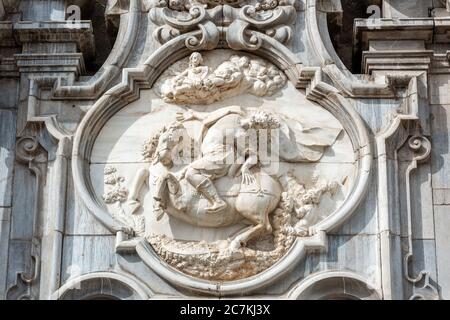 Un relief équestre au-dessus de l'entrée de l'Iglesia de San Justo y Pastor du XVIe siècle à Grenade dépeint la conversion de Saint Paul. Banque D'Images