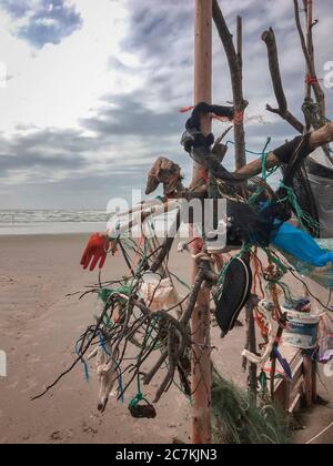 Déchets, installation, déchets plastiques, pollution marine, biens de plage Banque D'Images