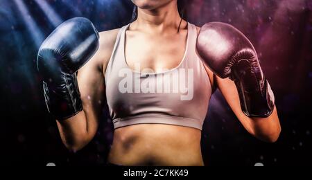 Femme porter des gants de boxe pour combattre ou faire de l'exercice Banque D'Images