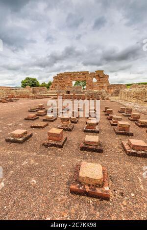 Le système Hypocaust et les vestiges du mur de la basilique des thermes romains de Wroxeter, Shropshire, Angleterre Banque D'Images