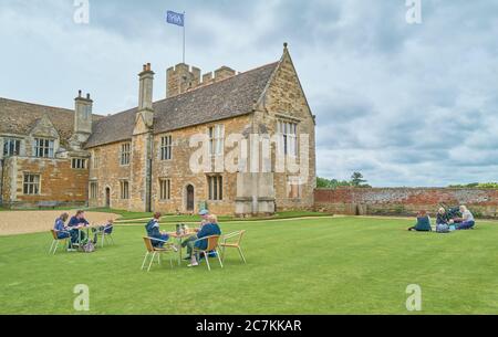 Bulles de familles distance sociale sur la pelouse à la cour du château de Rockingham, Corby, Angleterre, pendant la crise du coronavirus, juillet 2020. Banque D'Images