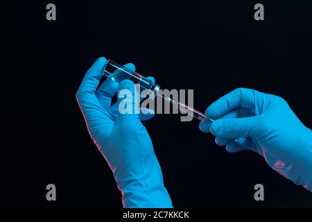 Symbol, corona, science, recherche, vaccin, danger, gants, seringue, liquide injectable Banque D'Images