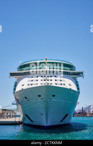 Vue de face du bateau de croisière royal des caraïbes indépendance des mers amarrées à malaga lors d'une journée ensoleillée sans nuages avec un magnifique ciel bleu Banque D'Images