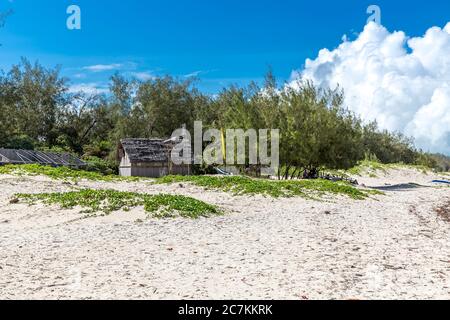 Petite cabane à paille, Plage de Sakalava, Parc national d'Oronjia, Antsiranana, Diego Suarez, Madagascar, Afrique, Océan Indien Banque D'Images