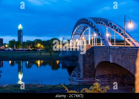 Allemagne, Saxe-Anhalt, Magdeburg, Sternbrücke Albin-Müller-Turm, grande roue. Banque D'Images