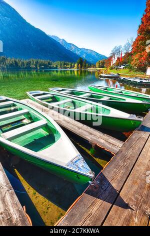 Fantastique matin d'automne au lac Hintersee. Quelques bateaux sur le lac avec des eaux turquoise du lac Hintersee. Emplacement: resort Ramsau, parc national Berch Banque D'Images