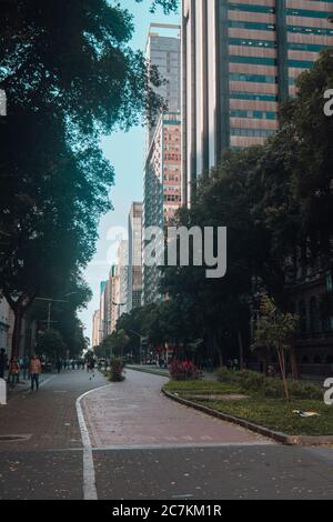 Rues du centre-ville de Rio avec des bâtiments et des gens. Banque D'Images