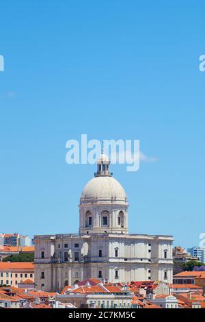 Vertical zoomé sur l'église de Santa Engrácia à lisbonne portugal par une journée ensoleillée Banque D'Images