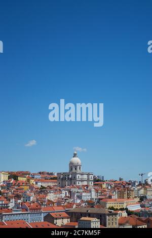 Plan vertical d'un ciel bleu vif avec l'église de Santa Engrácia en bas au centre du cadre Banque D'Images