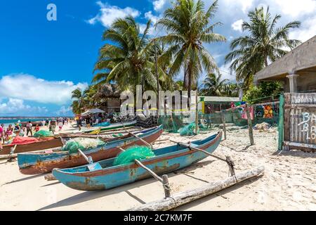 Bateaux de pêche sur la rive, Baie de Ramena, Diego Suarez, Antsiranana, Madagascar, Afrique Banque D'Images