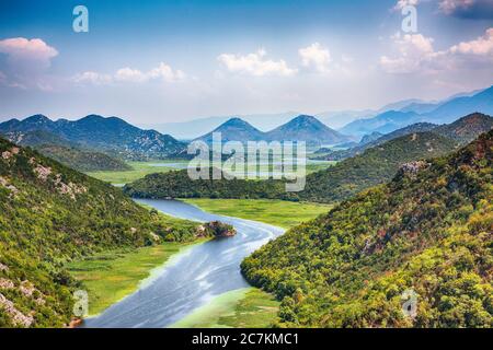 Vue fantastique sur la rivière Crnojevic, courbe autour des sommets verdoyants de montagne par une journée ensoleillée. Lieu: Parc national Skadar Lac, Monténégro, Balkans, Europ Banque D'Images