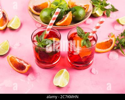 Cocktail rouge frais glacé avec orange de sang Banque D'Images