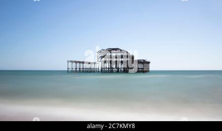 West Pier à Brighton avec exposition longue à l'eau fixe Banque D'Images