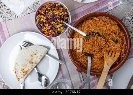 Photo ci-dessus d'une table servie avec des plats végétariens avec des pâtes de type mexicain accompagnées de haricots et de quesadillas Banque D'Images