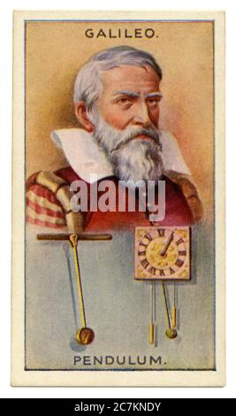 Une vieille carte à cigarettes (c. 1929) avec un portrait de Galileo Galilei et une illustration de son pendule et d'une horloge du pendule. Un pendule est un poids suspendu d'un pivot qui pivote librement. Le temps d'un cycle complet, une rotation à gauche et une rotation à droite, est appelé la période. La période dépend en grande partie de la longueur du pendule. Depuis les premières recherches scientifiques du pendule vers 1602 par Galileo, un pendule a été la technologie de chrono la plus précise au monde jusqu'aux années 1930. Galileo di Vincenzo Bonaulti de Galilei (1564–1642) est un astronome, physicien et ingénieur italien. Banque D'Images