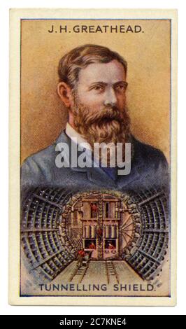 Une vieille carte à cigarettes (c. 1929) avec un portrait de J G Greathead et une illustration de son bouclier de tunnel. James Henry Greathead (1844–1896) est un ingénieur mécanique et civil renommé pour son travail sur les chemins de fer souterrains de Londres. Son invention était le bouclier de tunnel. Le bouclier de la tête de boule était constitué d'un cylindre en fer équipé de vérins à vis qui lui ont permis de se déplacer vers l'avant. En cours d'utilisation, le bouclier a été enfile vers l'avant lorsque la surface de travail a été excavée, tandis qu'une doublure de tunnel permanente de segments en fonte a été installée derrière lui. Banque D'Images