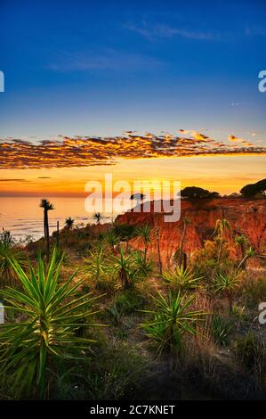 Europe, Portugal, Algarve, Litoral, Barlavento, quartier Faro, entre Vilamoura et Albufeira, Olhos de Agua, coucher de soleil sur la falaise, format portrait Banque D'Images