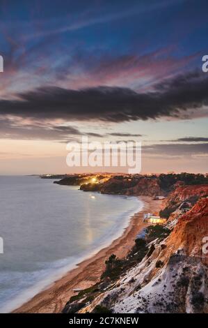 Europe, Portugal, Algarve, Litoral, Barlavento, quartier Faro, entre Vilamoura et Albufeira, Olhos de Agua, coucher de soleil sur la falaise, format portrait Banque D'Images
