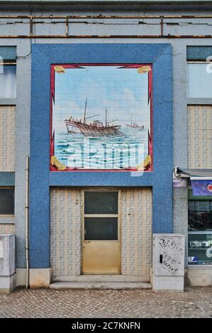 Europe, Portugal, Algarve, Litoral, Sotavento, Faro District, Olhao, entrée à une usine de poissons avec azulejo richement orné, format portrait Banque D'Images