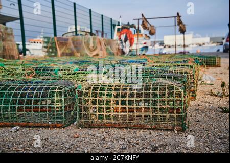 Europe, Portugal, Algarve, Litoral, Sotavento, Faro District, Olhao, paniers de homard alignés dans le port Banque D'Images