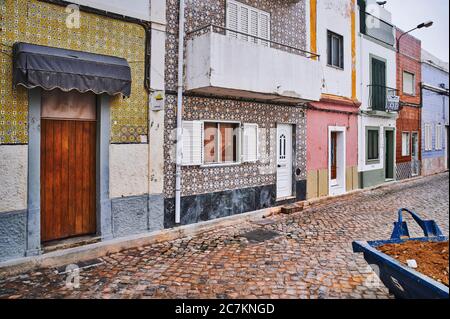 Europe, Portugal, Algarve, Litoral, Sotavento, quartier Faro, Olhao, allée avec maisons typiques avec façade en tuiles Banque D'Images