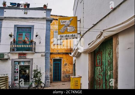 Europe, Portugal, Algarve, Litoral, Sotavento, quartier Faro, Olhao, allée sinueuse de la vieille ville avec bar et salon de coiffure Banque D'Images