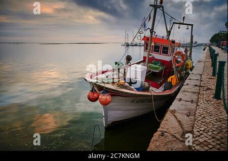 Europe, Portugal, Algarve, Litoral, Sotavento, Faro District, Olhao, Avenida 5 de Outubro, promenade dans les halls du marché, bateau de pêche au coucher du soleil Banque D'Images