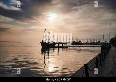 Europe, Portugal, Algarve, Litoral, Sotavento, District Faro, Olhao, promenade dans les halls du marché, bateau de pêche historique, traversée de l'Atlantique 1808, point de repère, silhouette de la Caique BOM Sucesso, au coucher du soleil Banque D'Images