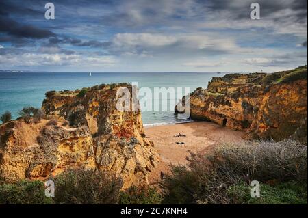 Europe, Portugal, Algarve, Litoral, Barlavento, Faro District, Lagos, falaises à Praia da Batata, baie sud Banque D'Images