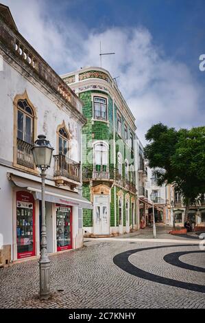 Europe, Portugal, Algarve, Litoral, Barlavento, Felsalgarve, Faro District, Lagos, Praca Luis de Camoes, maison d'angle avec azulejos vert, magasin d'Obrigado, format portrait Banque D'Images