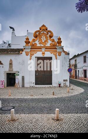 Europe, Portugal, Algarve, Litoral, Barlavento, Felsalgarve, District Faro, Lagos, Praca do Infante Dom Henrique, portail historique de l'Armazem Regimental, ancien camp régimentaire, construit en 1665, décoration baroque avec armoiries de l'ancien Royaume d'Algarve, format portrait Banque D'Images