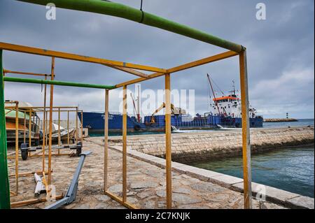 Europe, Portugal, Algarve, Litoral, Barlavento, Felsalgarve, Faro District, Lagos, port, drague à succion dans l'entrée du port Banque D'Images