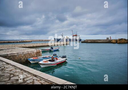 Europe, Portugal, Algarve, Litoral, Barlavento, Felsalgarve, quartier Faro, Lagos, entrée du port Banque D'Images