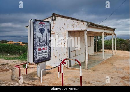 Europe, Portugal, Algarve, Litoral, Barlavento, Felsalgarve, quartier Faro, Lagos, ancien kiosque et panneau d'affichage Banque D'Images