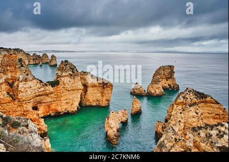 Europe, Portugal, Algarve, Litoral, Barlavento, Felsalgarve, district de Faro, Lagos, Ponta da Piedade, lagune avec falaises et vue lointaine Banque D'Images