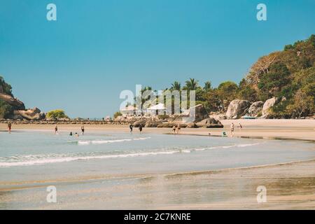 Canacona, Goa, Inde. Les personnes se reposant sur la plage de Palolem à la Sunny Summer Day sous Blue Sky Banque D'Images