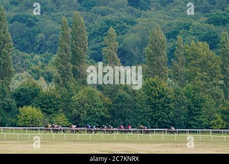 Coureurs et cavaliers en action tout au long de l'année les mises de filies de l'année au champ de courses de Newbury. Banque D'Images