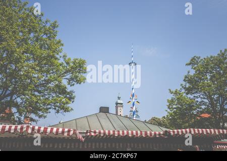 Le Viktualienmarkt dans la vieille ville de Munich avec un typole. Banque D'Images