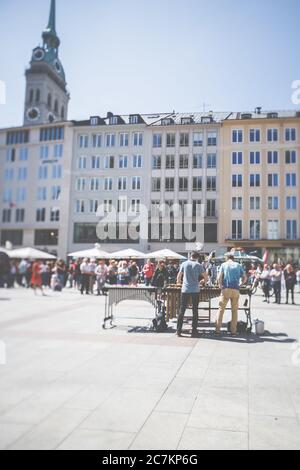 Deux musiciens de rue avec leur xylophone à l'hôtel de ville dans la zone piétonne de Munich. Banque D'Images